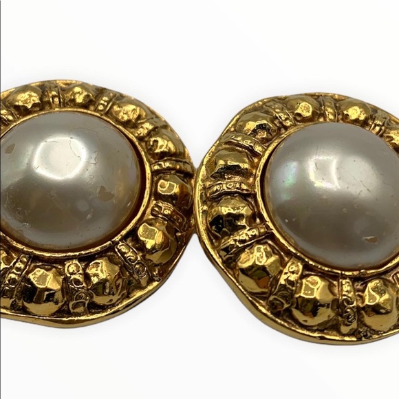$3️⃣5️⃣0️⃣CHANEL Gilt Faux Pearl Clip-On Earrings - Picture 3 of 3